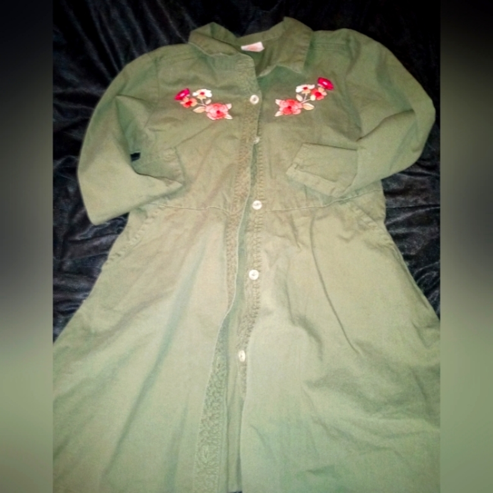 Girls size 6 navy green quarter sleeve button up dress with floral design